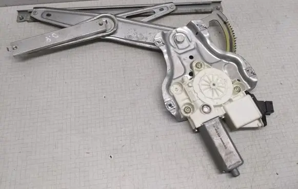 Toyota Corolla E120 E130 Front door window regulator with motor 0130822032 992046100 05077410