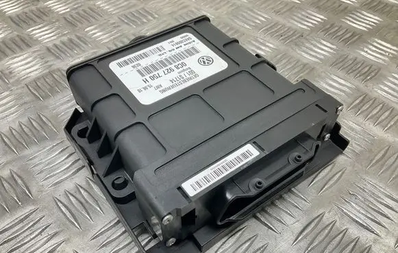 Volkswagen Touareg II Gearbox control unit/module 0C8927750H 7p0927815
