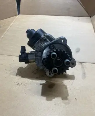 Volkswagen PASSAT B7 Fuel injection high pressure pump 0445010526 03L130755L 05270811