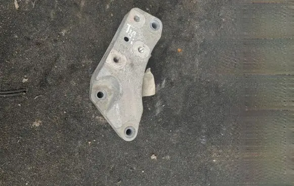 Volkswagen Tiguan Engine mounting bracket 1K0199117