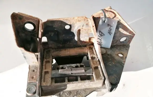 Ford Mondeo Mk III Engine mount bracket 1s717m123bc 8200052028c