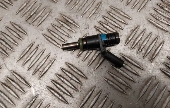 Audi Q7 4M Fuel injector 06E906031