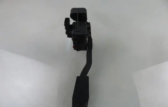 Accelerator throttle pedal