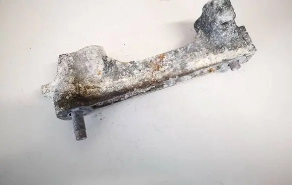 Engine mounting bracket