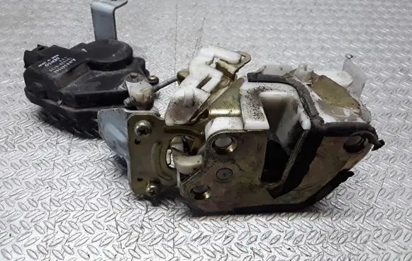 Mitsubishi Pajero Rear door lock 1015280120