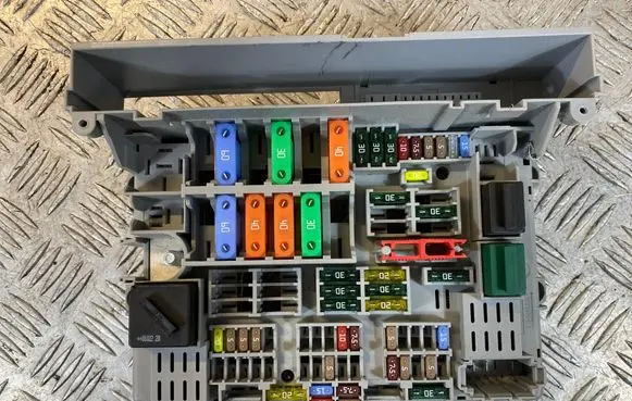 BMW 3 E90 E91 Fuse module 6906621 90114013