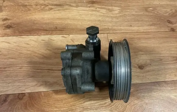 Volkswagen Caddy Power steering pump 038145255B