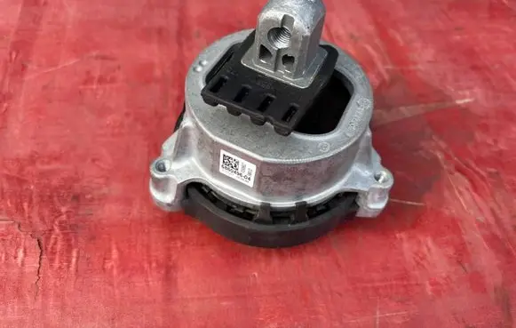 BMW X3 G01 Engine mount bracket 6860496