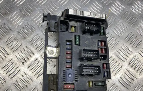 Citroen C5 Fuse module 9643100980