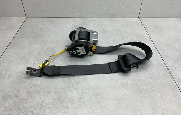 Volkswagen Golf VII Rear seatbelt