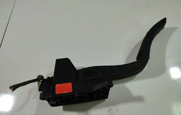 Accelerator throttle pedal