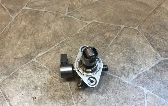 BMW 5 GT F07 Fuel injection high pressure pump 7595339