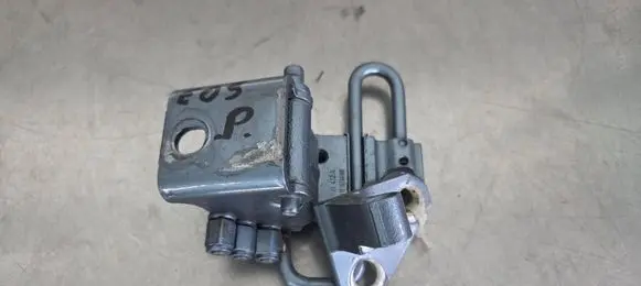 Volkswagen Eos Front door lower hinge 1Q0831412A