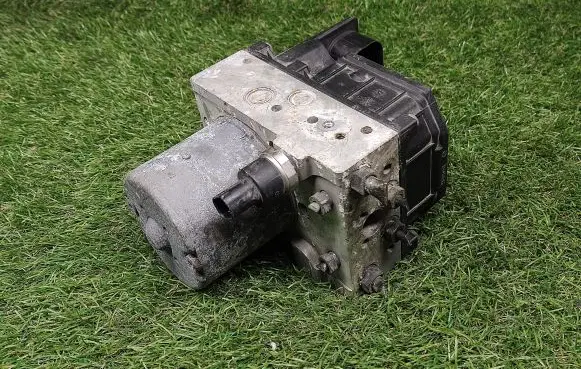 Ford Mondeo Mk III ABS Pump 2S712C405AA