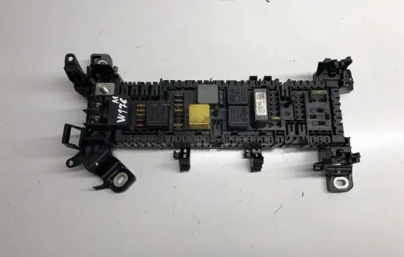 Mercedes-Benz A W176 Fuse box set A2465400340