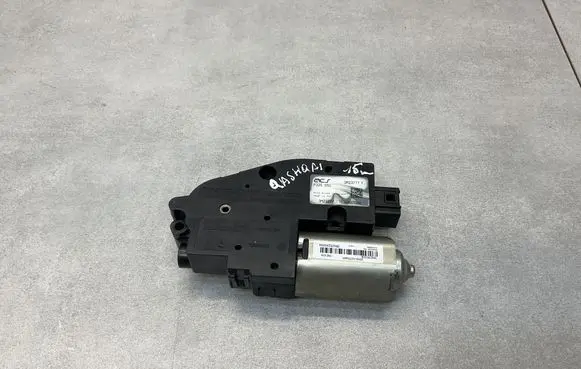 Nissan Qashqai Sunroof motor/actuator 3R0252A0394 3M23520E