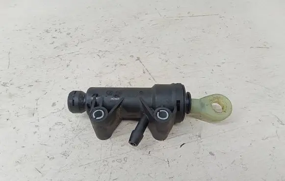 BMW 1 E82 E88 Clutch master cylinder 6773670