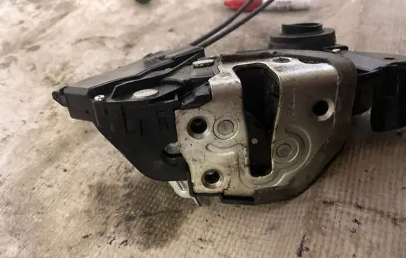 Toyota Prius (XW20) Front door lock