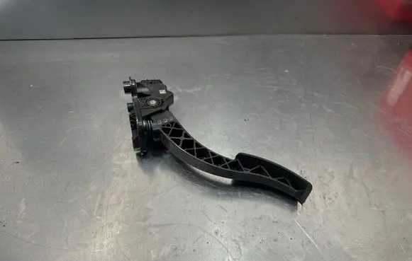 Accelerator throttle pedal