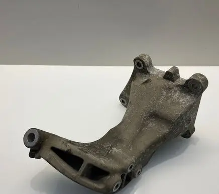 Engine mounting bracket