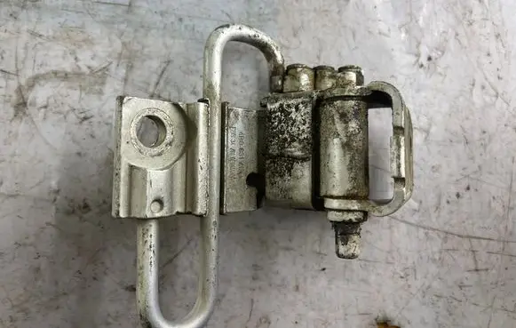 Volkswagen PASSAT B5 Front door lower hinge 4b0831412b
