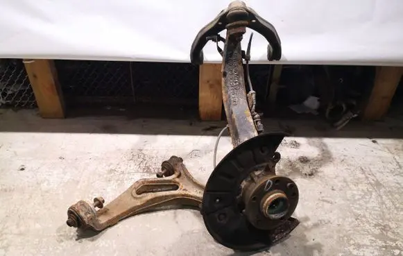 Volkswagen Touareg I Front wheel hub spindle knuckle