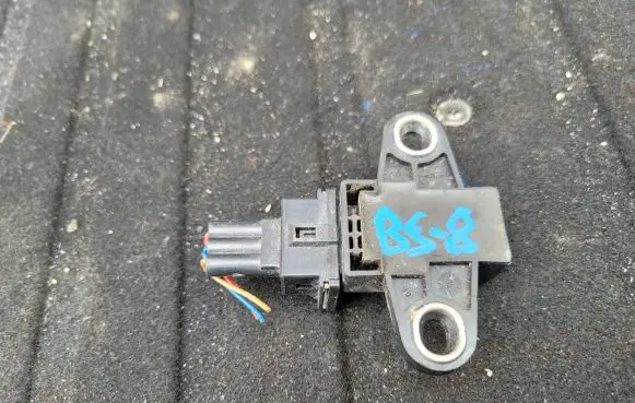 KIA Sorento Airbag deployment crash/impact sensor 0265005142