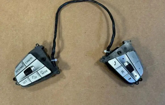 Steering wheel buttons/switches