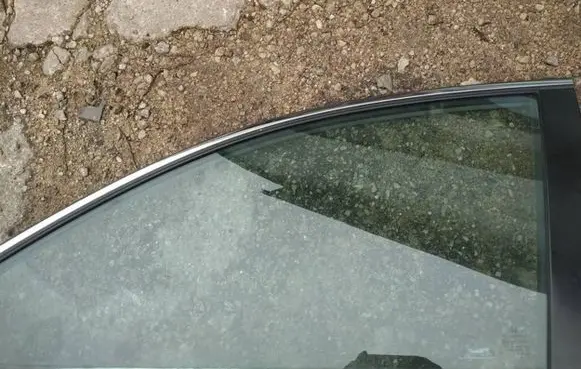 Honda CR-V Front door window glass four-door as2