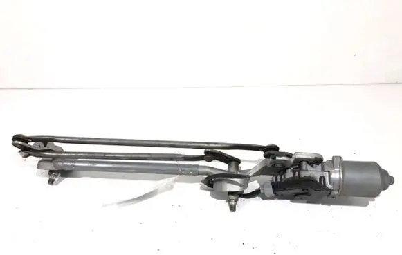 Mitsubishi Colt Front wiper linkage and motor 8250A231
