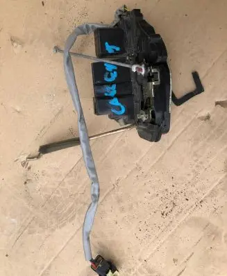 KIA Carens I Front door lock
