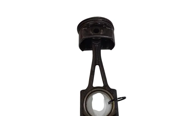 Opel Astra H Piston with connecting rod