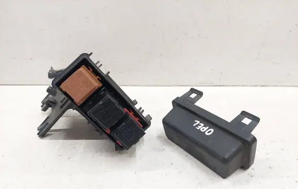 Opel Insignia A Relay mounting block 13265980 525230582