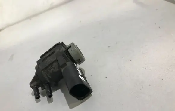 Volkswagen PASSAT B6 Vacuum valve 03G131529C