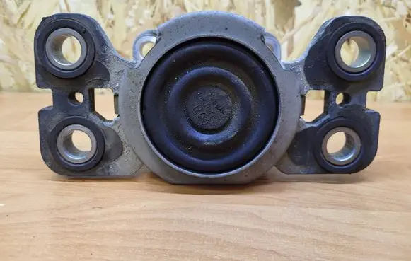 Volvo S80 Engine mount bracket