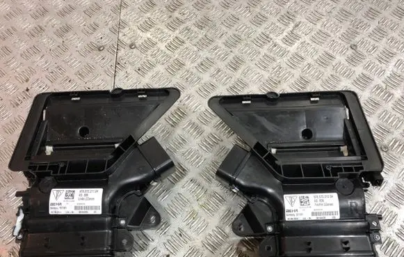 Porsche Panamera (970) Dash center air vent grill 97057221104970