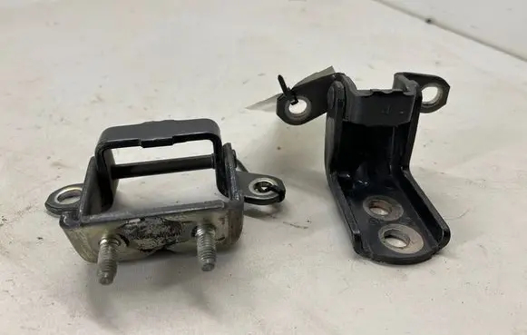 Nissan Rogue Rear door hinge set 824204CL0A 824205HA0A