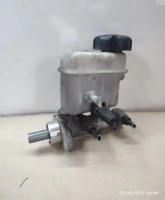 Hyundai Sonata Brake fluid reservoir 