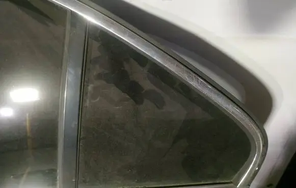 Peugeot 607 Rear vent window glass as2