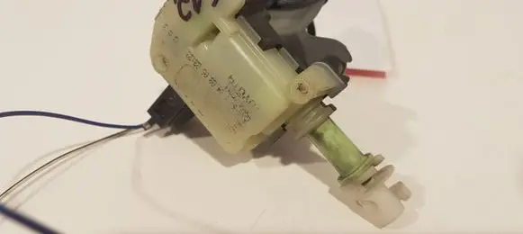 Fuel tank cap lock motor