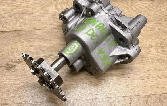 Renault Laguna III Oil pump 8200556597