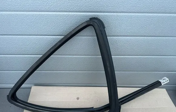 Nissan King Cab, Navara Rubber seal rear door window/glass 823302S712