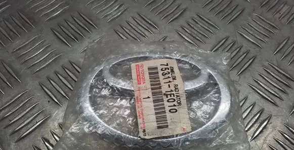 Toyota RAV 4 (XA20) Manufacturers badge/model letters 753111E010