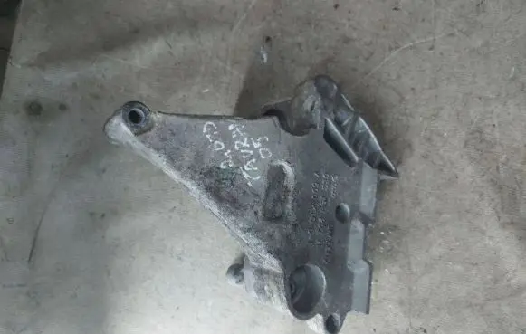 Volkswagen Touran I Engine mounting bracket 03G199207A V500KTS61