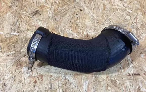 Porsche Macan (95B) Intercooler pipe mounting bracket 95b145834g