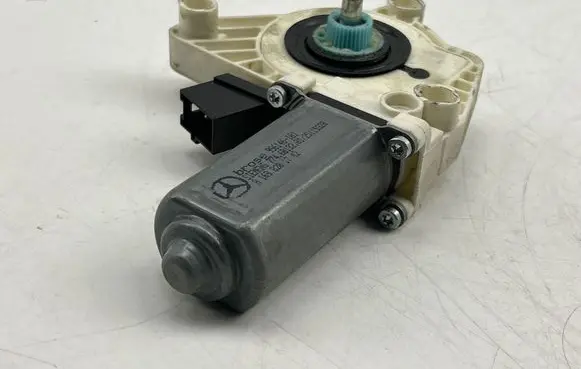 Mercedes-Benz B W245 Front door window regulator motor 996146101 A1698201742 25115320