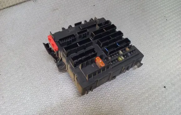 Opel Vectra C Fuse module 13125486 519030100