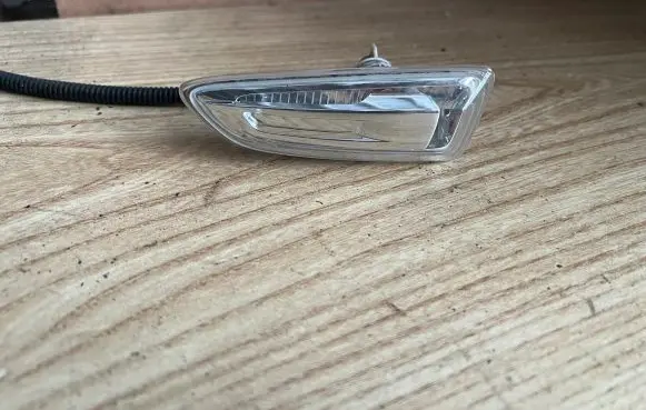 Front fender indicator light