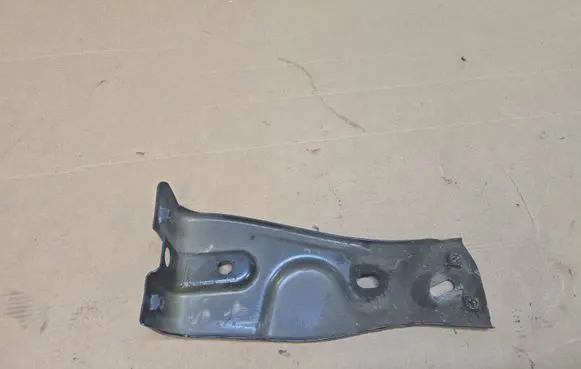 Volkswagen PASSAT B6 Fender mounting bracket 3C0821142