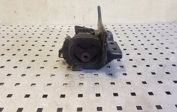 Toyota Corolla Verso E121 Engine mount bracket